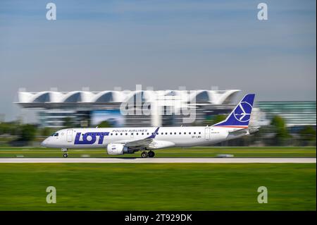 München, Deutschland - 2. September. 2023: LOT Polish Airlines Embraer ERJ-190LR mit der Flugzeugkennzeichnung SP-LMH startet auf der Südbahn Stockfoto