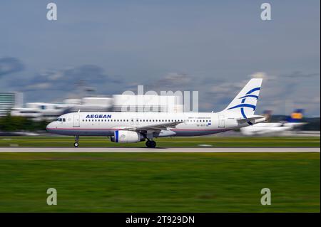 München, Deutschland - 2. September. 2023 : Aegean Airlines Airbus A320-232 mit der Flugzeugkennzeichnung SX-DVT startet auf der Südbahn 26L Stockfoto