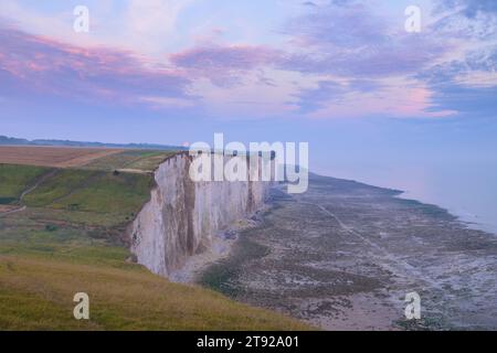 Küste und hohe Klippen nahe Ault bei Sonnenaufgang im Sommer, farbenfroher Himmel, Nordfrankreich Stockfoto