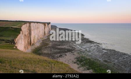 Küste und hohe Klippen nahe Ault bei Sonnenaufgang im Sommer, farbenfroher Himmel, Nordfrankreich Stockfoto