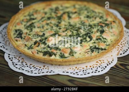 Köstlicher Quiche-Kuchen mit Lachsfischen und Pinienkerne-Füllung Stockfoto