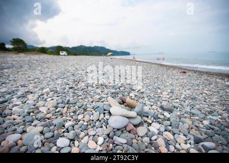Kieselsteine am Meer, große und kleine Steine am Meer. Stockfoto