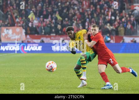 Toronto, Kanada. November 2023. Alistair Johnston (R) aus Kanada wetteiferte mit Demarai Gray aus Jamaika im zweiten Legspiel des Quartals der CONCACAF Nations League zwischen Kanada und Jamaika im BMO Field in Toronto, Kanada, am 21. November 2023. Quelle: Zou Zheng/Xinhua/Alamy Live News Stockfoto