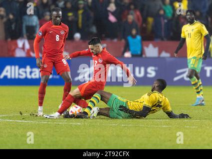 Toronto, Kanada. November 2023. Stephen Eustaquio (2. L) aus Kanada streitet am 21. November 2023 mit Damion Lowe aus Jamaika im zweiten Legspiel des Quarterfinals der CONCACACAF Nations League zwischen Kanada und Jamaika im BMO Field in Toronto, Kanada. Quelle: Zou Zheng/Xinhua/Alamy Live News Stockfoto