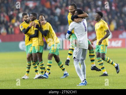 Toronto, Kanada. November 2023. Die Spieler von Jamaika feiern den Sieg nach dem zweiten Legspiel des Viertelfinals der CONCACAF Nations League zwischen Kanada und Jamaika im BMO Field in Toronto, Kanada, am 21. November 2023. Quelle: Zou Zheng/Xinhua/Alamy Live News Stockfoto