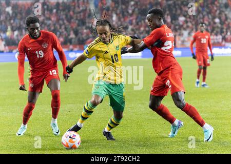 Toronto, Kanada. November 2023. Bobby Reid (C) aus Jamaika durchbricht den Durchbruch im zweiten Legspiel des Viertelfinals der CONCACAF Nations League zwischen Kanada und Jamaika im BMO Field in Toronto, Kanada, am 21. November 2023. Quelle: Zou Zheng/Xinhua/Alamy Live News Stockfoto