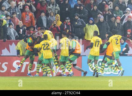 Toronto, Kanada. November 2023. Die Spieler von Jamaica feiern, nachdem sie am 21. November 2023 im BMO Field in Toronto, Kanada, im zweiten Legspiel des Quartalsfinals der CONCACAF Nations League zwischen Kanada und Jamaika einen Treffer erzielt haben. Quelle: Zou Zheng/Xinhua/Alamy Live News Stockfoto