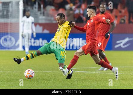 Toronto, Kanada. November 2023. Stephen Eustaquio (2. R) aus Kanada streitet am 21. November 2023 mit Bobby Reid aus Jamaika im zweiten Legspiel des Quarterfinals der CONCACACAF Nations League zwischen Kanada und Jamaika im BMO Field in Toronto, Kanada. Quelle: Zou Zheng/Xinhua/Alamy Live News Stockfoto