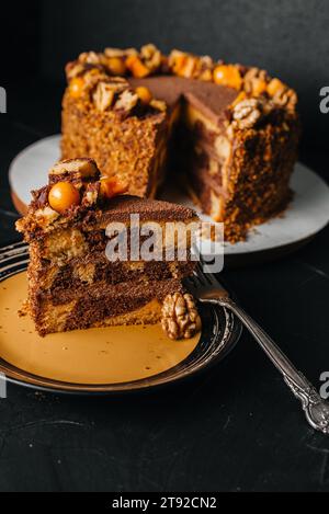 Stück hausgemachter Kuchen mit weißer Creme auf grauem Hintergrund. Festliches Dessertkonzept. Stockfoto