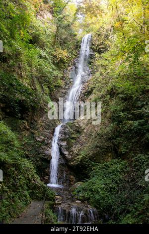 Yoro Wasserfall auf der Insel Sado in der Präfektur Niigata, Japan. Stockfoto