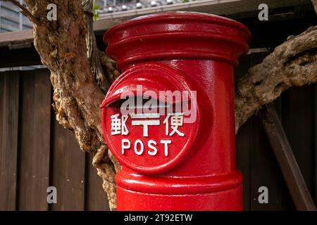 Ogi, Japan; 1. Oktober 2023: Roter japanischer Briefkasten auf einer Straße in der Stadt Oji auf der Insel Sado. Stockfoto