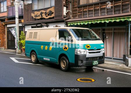 Ogi, Japan 1. Oktober 2023: Yamato Transport Van in der Stadt Ogi im Süden der Insel Sado. Stockfoto