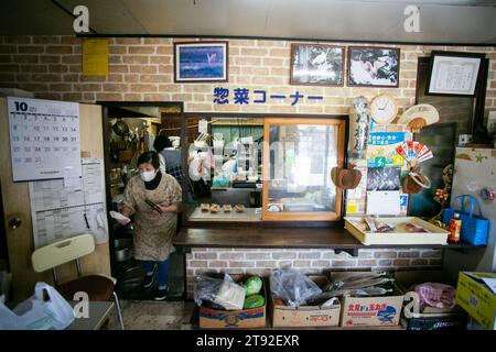 Ogi, Japan 1. Oktober 2023: Japanisches Lebensmittelgeschäft mit zwei Frauen, die bento-Boxen vorbereiten. Stockfoto