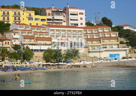 Griechenland, die Nordägäis, die Insel Samos, die Hafenstadt Vathy und neoklassizistische Gebäude Stockfoto