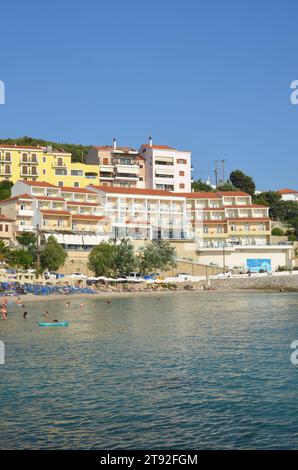 Griechenland, die Nordägäis, die Insel Samos, die Hafenstadt Vathy und neoklassizistische Gebäude Stockfoto