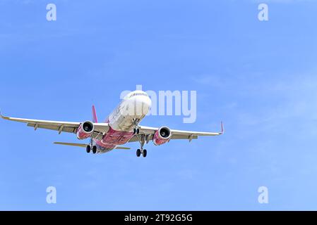 Barcelona, ​​Spain; 10. April 2023: Airbus A320 der Wizz Air-Gesellschaft landet auf dem Flughafen Josep Tarradellas Barcelona-el Prat Stockfoto
