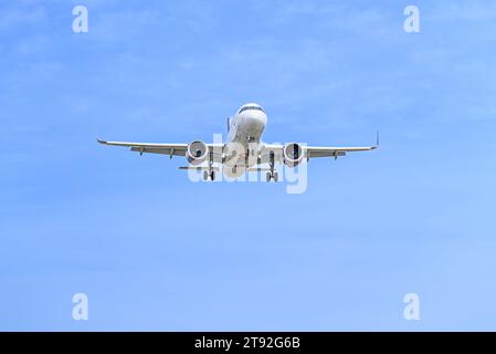 Barcelona, ​​Spain; 10. April 2023: Air Cairo Airbus A320, Landung am Josep Tarradellas Barcelona-El Prat Flughafen Stockfoto