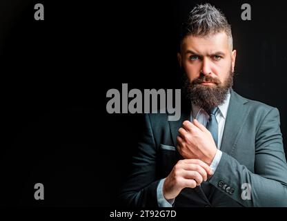 Schneiderei. Bärtiger Herrenanzug Mode. Luxuriöse, klassische Anzüge, modisch. Stockfoto