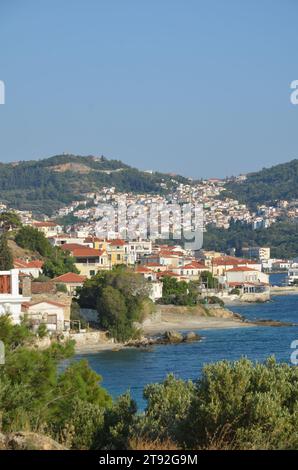 Griechenland, die Nordägäis, die Insel Samos, die Hafenstadt Vathy und neoklassizistische Gebäude Stockfoto