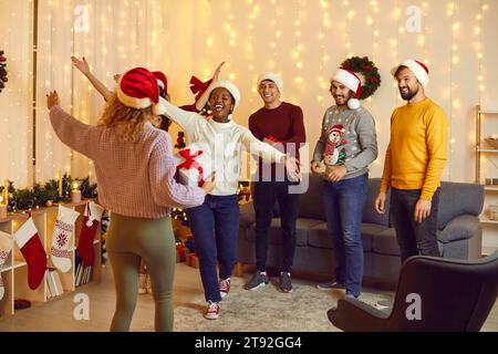 Überfröhliche multiethnische Menschen feiern gemeinsam Silvester Stockfoto