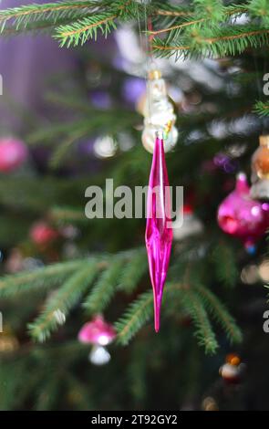 Altes rotes Eiszapfenschmuck auf dem Weihnachtsbaum. Stockfoto