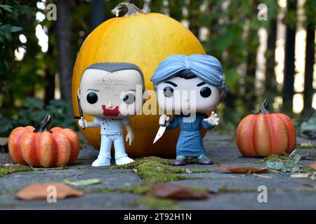 Funko Pop Actionfiguren der Horrorfiguren Hannibal Lecter und Norman Bates. Halloween, gruselige Saison, Kürbisse, Dekor, Moos, Herbstgarten. Stockfoto