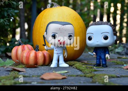 Funko Pop Actionfiguren der Horrorfiguren Hannibal Lecter und Michael Myers. Halloween, gruselige Saison, Kürbisse, Dekor, Moos, Herbstgarten. Stockfoto