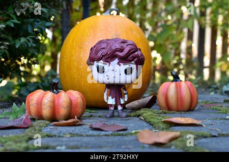 Funko Pop Actionfigur des Teenager-Mädchens Beverly Marsh aus dem Horrorfilm IT. Halloween, gruselige Saison, Kürbisse, Dekor, Moos, Herbstlaub, Garten. Stockfoto