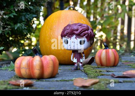 Funko Pop Actionfigur des Teenager-Mädchens Beverly Marsh aus dem Horrorfilm IT. Halloween, gruselige Saison, Kürbisse, Dekor, Moos, Herbstlaub, Garten. Stockfoto