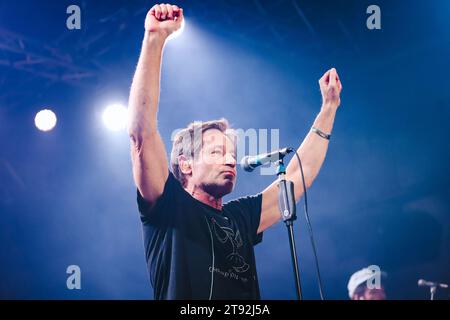 Mailand, Italien. November 2023. David Duchovny tritt live auf der Portals Tour im Magazzini Generali in Mailand, Italien, am 18. November 2023 auf. (Foto: Alessandro Bremec/NurPhoto) Credit: NurPhoto SRL/Alamy Live News Stockfoto