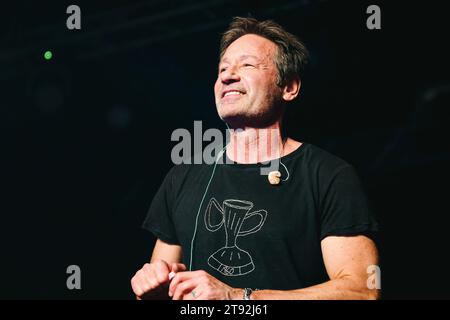 Mailand, Italien. November 2023. David Duchovny tritt live auf der Portals Tour im Magazzini Generali in Mailand, Italien, am 18. November 2023 auf. (Foto: Alessandro Bremec/NurPhoto) Credit: NurPhoto SRL/Alamy Live News Stockfoto