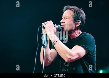 Mailand, Italien. November 2023. David Duchovny tritt live auf der Portals Tour im Magazzini Generali in Mailand, Italien, am 18. November 2023 auf. (Foto: Alessandro Bremec/NurPhoto) Credit: NurPhoto SRL/Alamy Live News Stockfoto