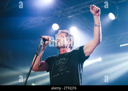 Mailand, Italien. November 2023. David Duchovny tritt live auf der Portals Tour im Magazzini Generali in Mailand, Italien, am 18. November 2023 auf. (Foto: Alessandro Bremec/NurPhoto) Credit: NurPhoto SRL/Alamy Live News Stockfoto