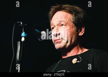 Mailand, Italien. November 2023. David Duchovny tritt live auf der Portals Tour im Magazzini Generali in Mailand, Italien, am 18. November 2023 auf. (Foto: Alessandro Bremec/NurPhoto) Credit: NurPhoto SRL/Alamy Live News Stockfoto