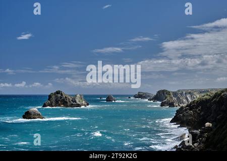 Bild der Quebrada-Küste in Kantabrien, Spanien. Mit seinen charakteristischen Klippen und großen Felsen, die aus dem Meer ragen. Ein charakteristisches Meer des Nor Stockfoto