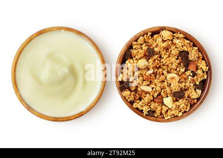 Joghurt und hausgemachtes Müsli in Holzschale auf weißem Hintergrund Stockfoto