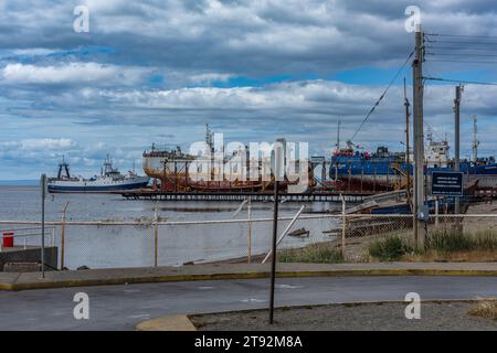 Verschiedene Schiffe im Hafen von Punta Arenas, Patagonien, Chile Stockfoto