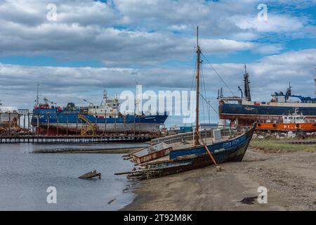 Verschiedene Schiffe im Hafen von Punta Arenas, Patagonien, Chile Stockfoto