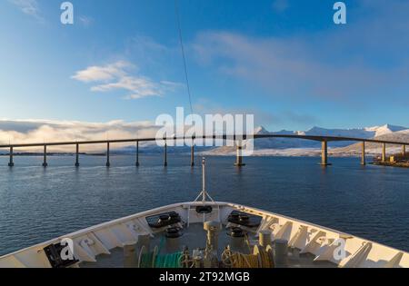 Wir nähern uns der Andøy-Brücke auf Hurtigruten MS Richard mit einem Kreuzfahrtschiff in Risoyhamn Norwegen, Skandinavien, Europa im Oktober Stockfoto