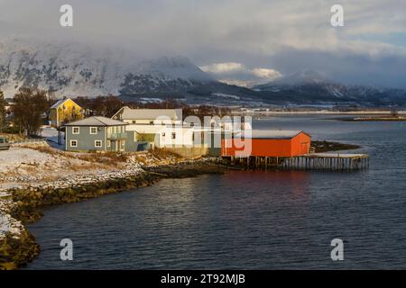 Gebäude am Wasser in Risoyhamn, Norwegen, Skandinavien, Europa im Oktober Stockfoto