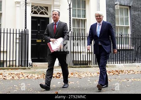 Der Außenminister Lord David Cameron (links) und der Minister für Entwicklung und Afrika Andrew Mitchell verlassen die Downing Street 10 in London nach einer Kabinettssitzung. Bilddatum: Mittwoch, 22. November 2023. Stockfoto