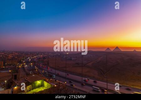 Blick auf Gizeh von oben bei Sonnenaufgang. Gizeh, Ägypten - 16. Oktober 2023. Stockfoto