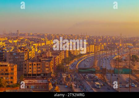 Blick auf Gizeh von oben bei Sonnenaufgang. Gizeh, Ägypten - 16. Oktober 2023. Stockfoto