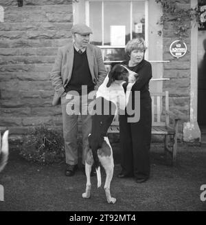 Foxhunting UK, Lake District, Blencathra Foxhounds. Hunde entwickeln eine starke Bindung zu den Familien, mit denen sie jeden Sommer spazieren gehen. Das Treffen bei der Alten Krone. Hesket Newmarket, Cumbria. 2002, 2000er England HOMER SYKES Stockfoto