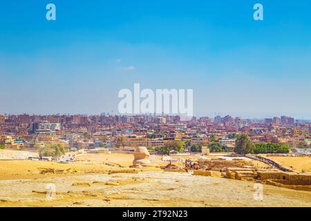 Blick auf Gizeh vom Plateau. Gizeh, Ägypten - 16. Oktober 2023. Stockfoto