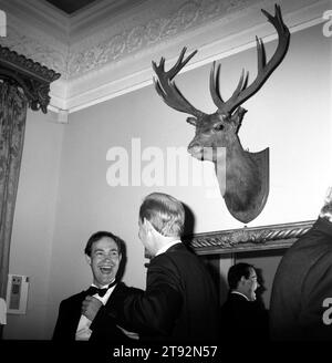 Jagd Trophy UK. Ein berittener Hirschkopf blickt hinunter auf die Nachtschwärmer, die aus dem Quantock Staghounds Jagdballzelt ins Bagborough House geschüttet sind. West Bagborough, Somerset. England. 2002, 2000er Jahre HOMER SYKES Stockfoto