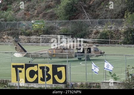 Jerusalem, Israel. November 2023. IDF, die vom Schlachtfeld verletzt wurden, werden von der 669. Taktischen Sonderrettungseinheit medizinisch in das Shaare Zedek Medical Center in Jerusalem evakuiert. Israel war in einen Krieg mit der Hamas verwickelt, nachdem am 7. Oktober 2023 massive Raketenfeuer aus dem Gazastreifen auf Israel, das Eindringen von bewaffneten Männern in israelisches Hoheitsgebiet, das Massaker an 1.400 Frauen und Kindern in ihren Häusern und die Geiselnahme von etwa 240 Zivilisten, darunter Babys und Kinder, stattgefunden hatten. und Soldaten. Quelle: Nir Alon/Alamy Live News Stockfoto