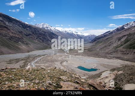 Eine wunderschöne Landschaft mit vielen geflochtenen Flüssen entsprang dem Drang-Drang-Gletscher in ladakh. Stockfoto