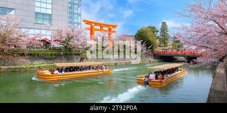 Kyoto, Japan - 2. April 2023: Bootstour auf dem Okazaki Jikkokubune, 3 km vom Nanzenji-Bootsanleger zum Ebisu-Staudamm und hin- und Rückfahrt Stockfoto