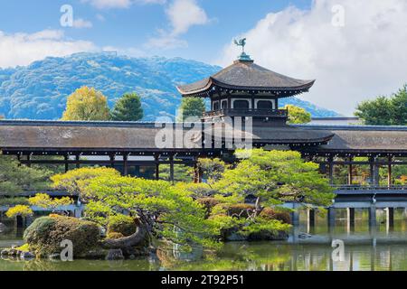 Kyoto, Japan - 2. April 2023: Der Heian Jingu Garden ist ein Garten mit einer Vielzahl von Pflanzen, Teichen und Gebäuden und weinenden Kirschbäumen, was ihn zu einem von ihnen macht Stockfoto